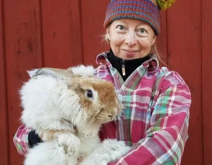 Anita Grahn med en av sina angorakaniner