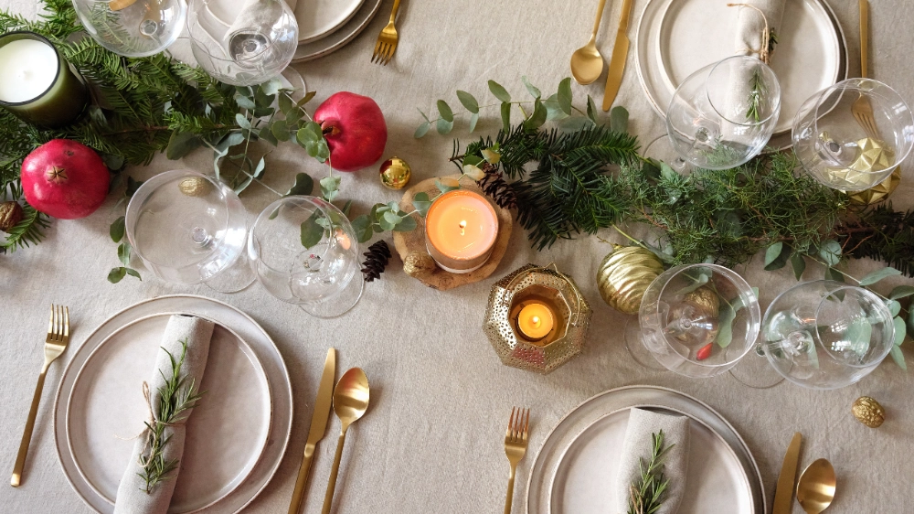 Dukat bord med vit duk och juldekorationer